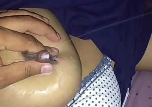 देसी पत्नी स्तनपान - दूधिया स्तन स्क्वरटिंग