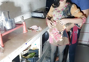 Indian Maid Fucked By House Eye dialect guv'nor Upon Kitchen, hindi Arse stab viral video