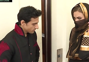 ईद के दिन अपने दोस्त की बीबी की बुर और दुबूर दोनों चोद डाला