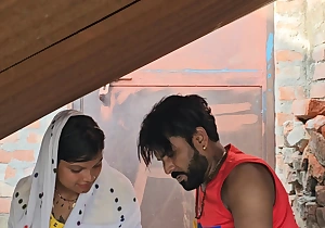 Desi village butiful sali ko jija ne छत pe pela